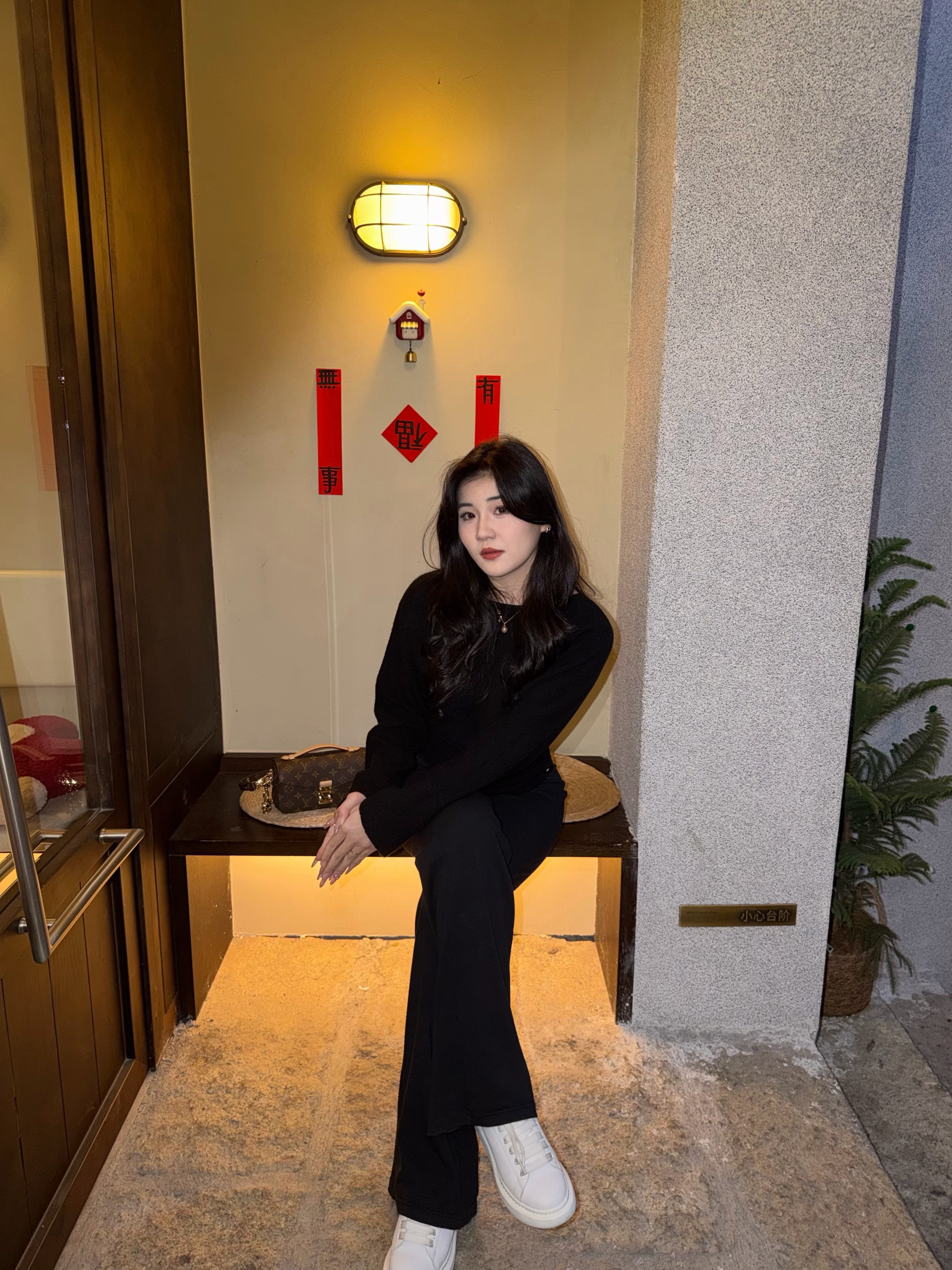 周章章"嘉顿斯"秋冬白色毛衣,斜肩收腰设计穿出温柔高级感