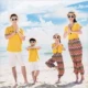 Mùa hè cha mẹ mặc con trai và con gái đi nghỉ mát bên bờ biển váy gia đình ba người phù hợp với quần áo du lịch Sanya