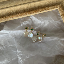 Autumn and winter beauty niche design strong light natural baroque special-shaped pearl earrings retro French earrings Green Diamond