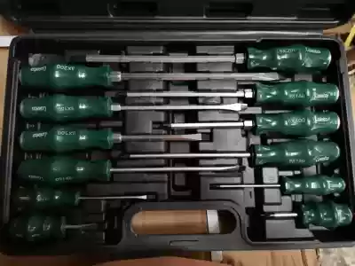 Through the heart screwdriver one-word cross boxed set change knife 12-piece set can hammer knock 368 inch oil resistant and durable