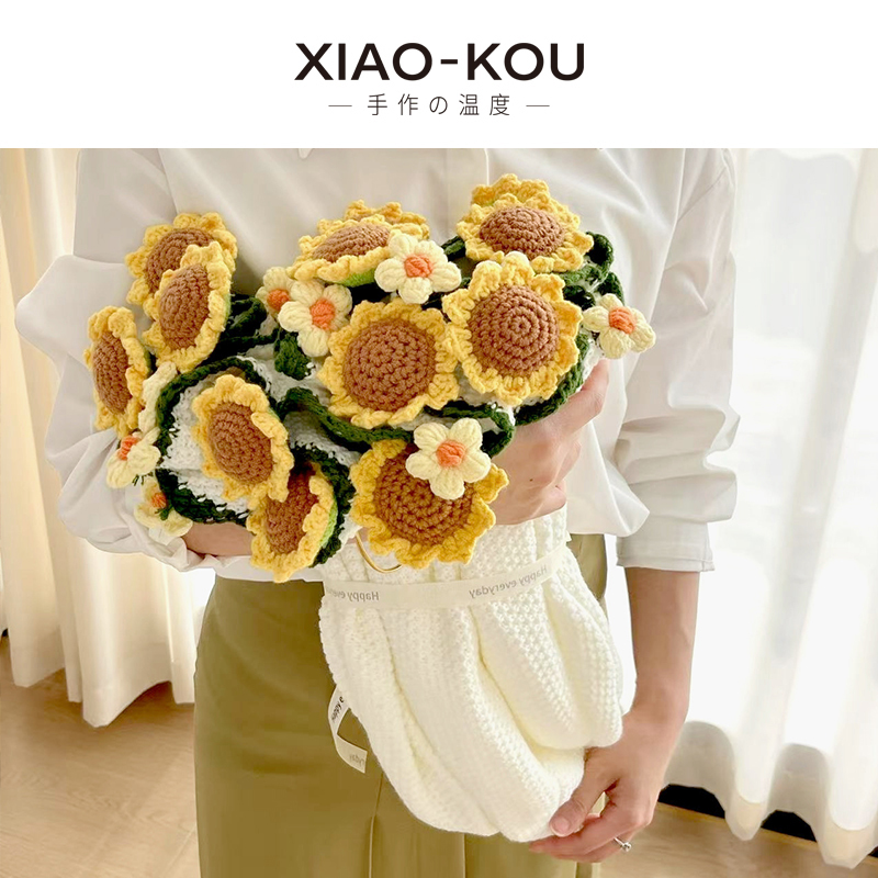 Gifts for the High School and College Entrance Exams: a Sunflower Bouquet Blanket, a Hand-Knitted Blanket, a Rose Bouquet Blanket, and a Finished Product