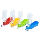 Собака и собака чайник из домашних животных питьевой водонагреватель висят вода питьевая вода, питье