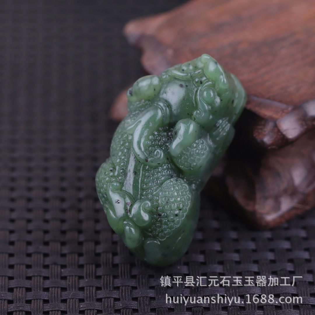 Natural Xinjiang and Tian Yubei jade Large Number of Pendant Pendant with Pendant Strokes of the Pendant Pendant for Men and Women's Leopard Pendant