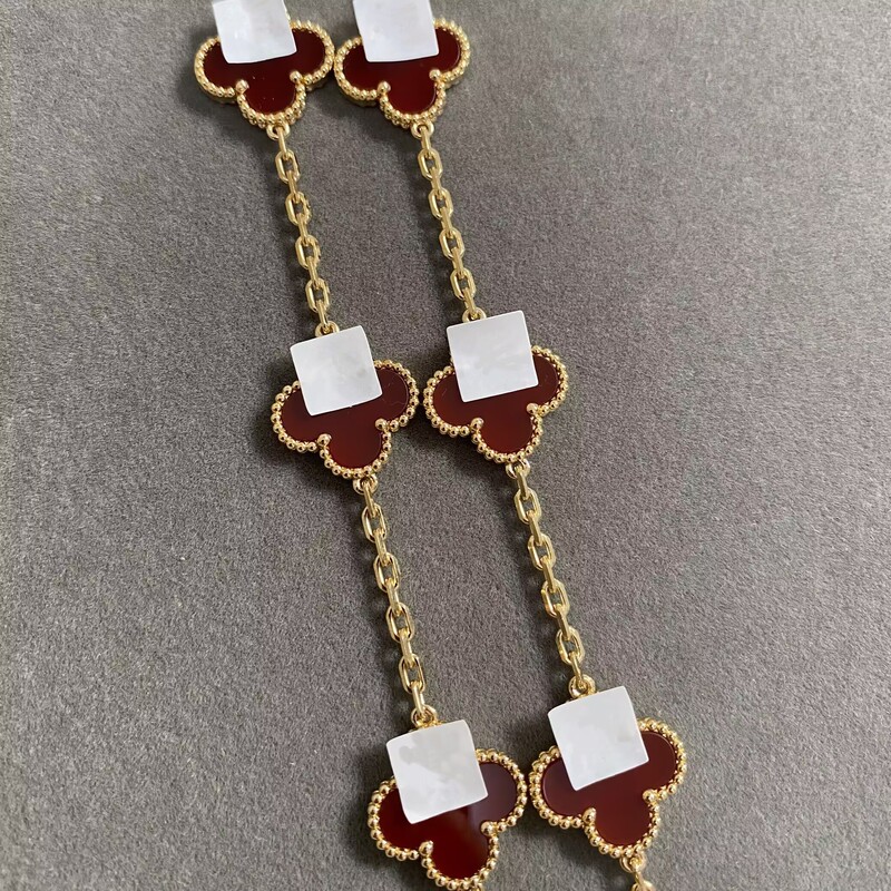 18K Gold Four-Leaf Clover Five-Flower Bracelet with Red Agate, White Mother-Of-Pearl, Laser-Spaced Diamonds, and Panda Design Au750 Colored Gold 18K Gold Four-Leaf Clover Five-Flower Bracelet with Red Agate, White Mother-Of-Pearl, Laser-Spaced Diamonds, and Panda Design Au750 Colored Gold