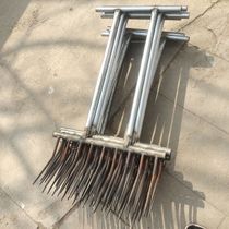 Dig the garlic Miatheon and dig the garlic Miao fork to dig the earth.