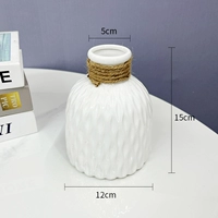 Фарфоровая бутылка белого цвета в горошек