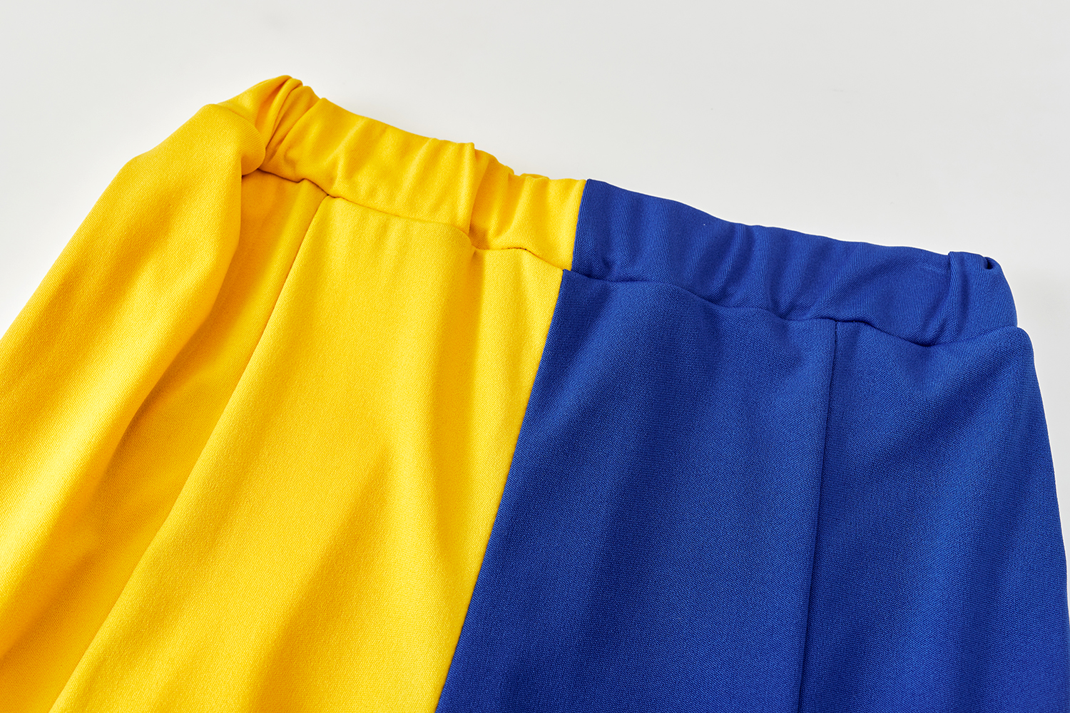 Conjunto de camiseta y pantalones deportivos con costuras de color NSYF47073