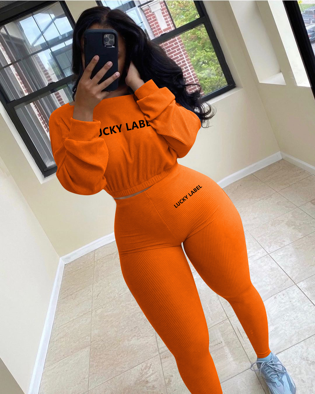 Abito athleisure da donna con lettera ricamata a coste_voghion.com