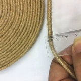 Кошка хватает густые джосеки веревки