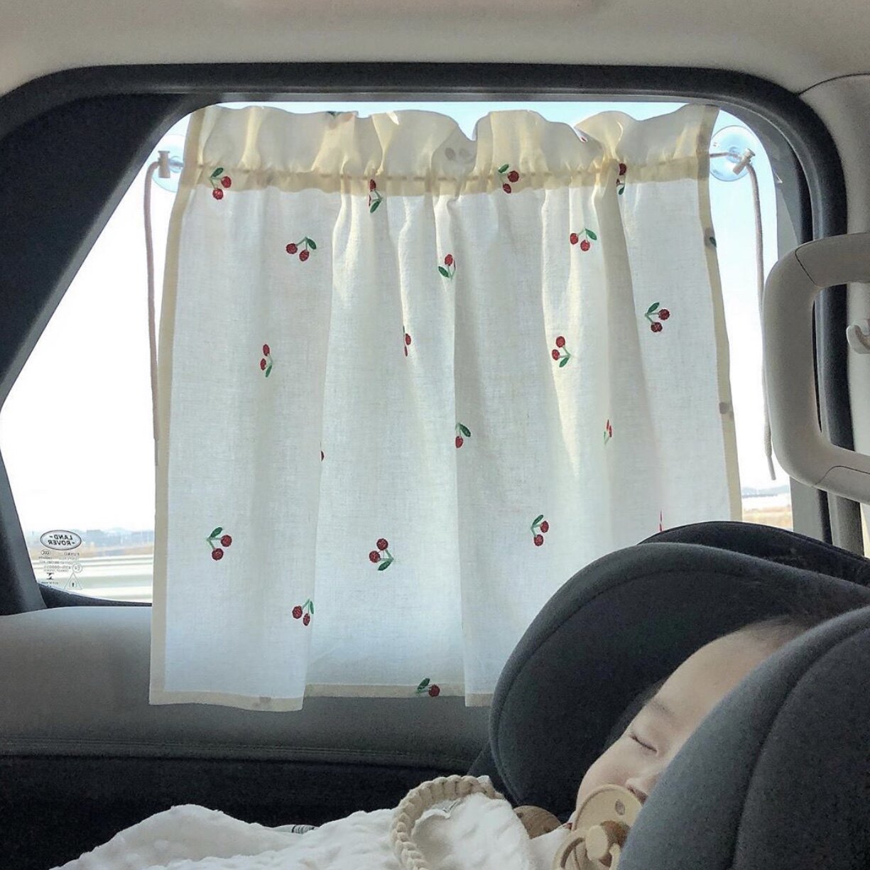 Korea ins children car sunscreen sunscreen baby side window universal heat insulation curtain suction cup shading cartoon curtain