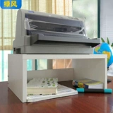 Настройка рамы настольного принтера на установке на полке на стойке материала на компьютере для хранения, чтобы увеличить полки и настраивать иглоукалывание из деревянного кронштейна