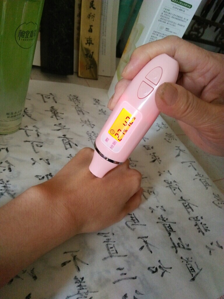 相宜本草睡莲水灵肌沁润精华露