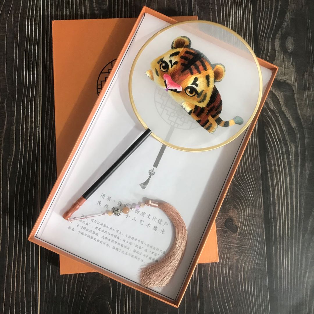 Zodiac Suzhou handmade silk double-sided Suzhou embroidery learn from me a round fan to send gifts abroad to foreigners