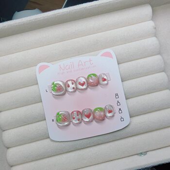 Handmade sweet and savory wear strawberry three-dimensional children's manicure