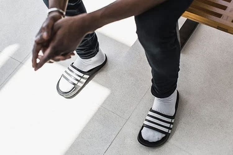 ADIDAS Dép Adidas Dép đôi màu đen và trắng Xu hướng tắm thể thao AQ4935 AQ4936 dép nhựa đi trong nhà