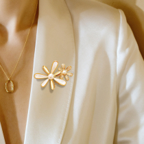 Daisy pearl flower brooch high-end womens suit exquisite pin 2021 New Tide niche design Summer