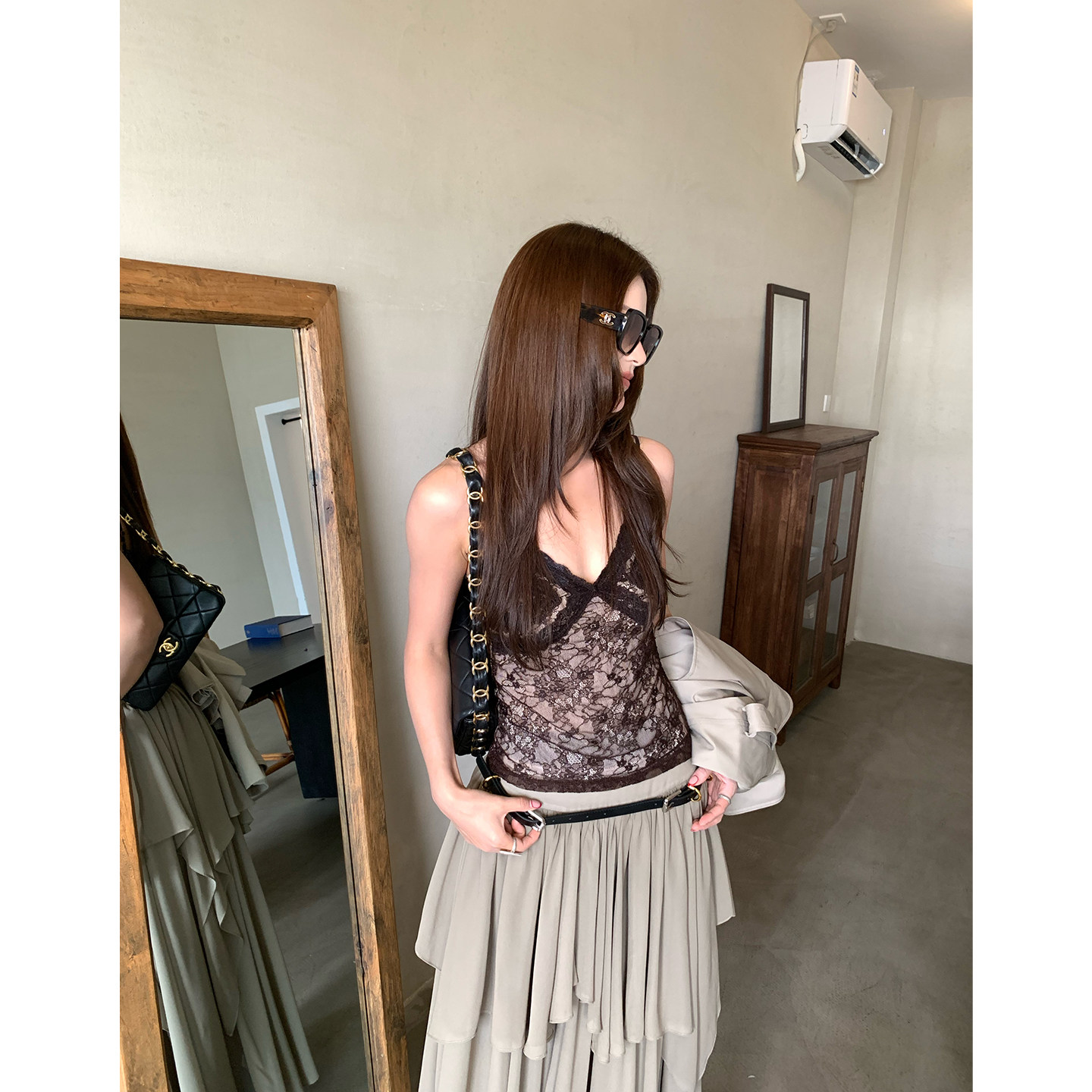 马儿MAR Французский кружевной топ на бретелях с V-образным вырезом для женщин