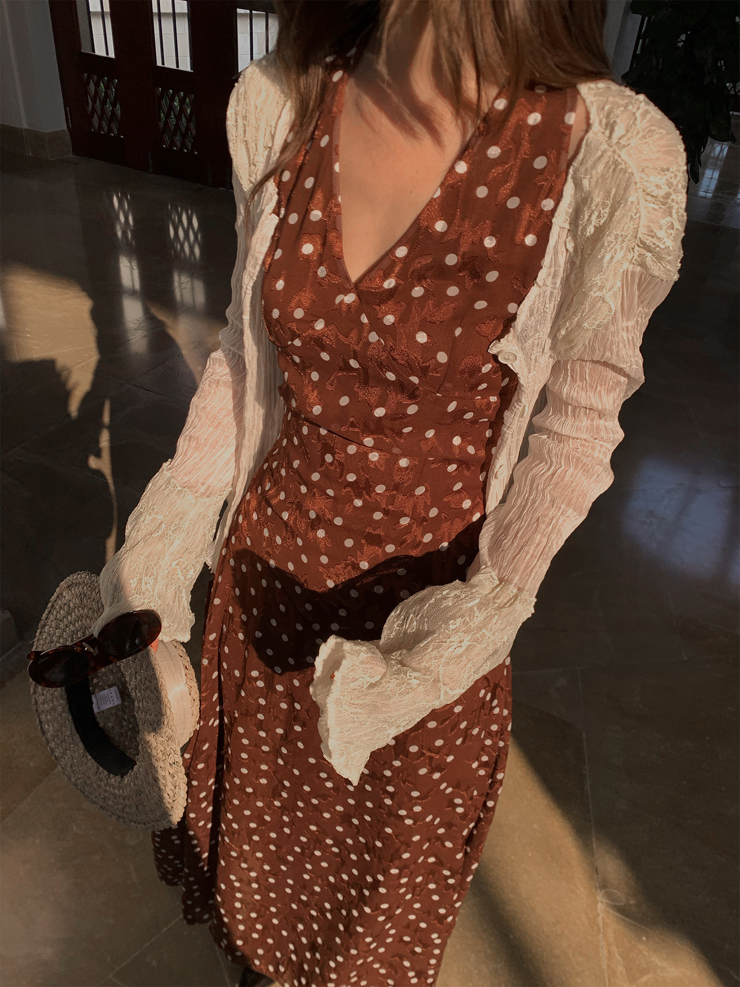 马儿MAR винтажное платье с V-образным вырезом и фактурным жаккардовым узором в горошек без рукавов летнее длинное