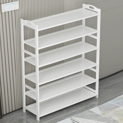 Кремовый стиль у двери простой комнаты для обуви, в помещении для хранения, сохранение места проката пространства для белого многослойного шкафа обуви