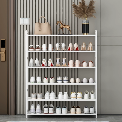 Кремовый стиль у двери простой комнаты для обуви, в помещении для хранения, сохранение места проката пространства для белого многослойного шкафа обуви
