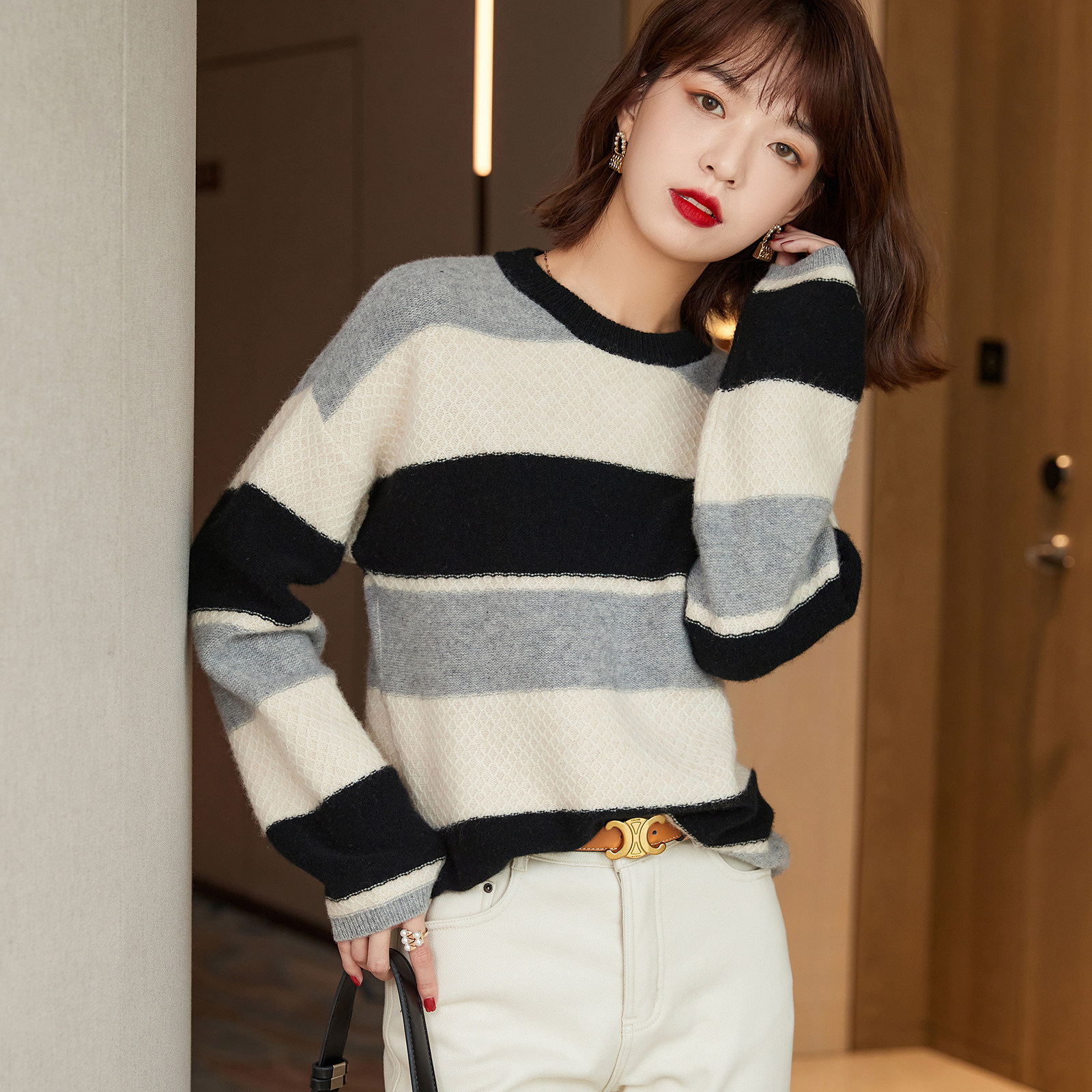 Wearing a lazy, sweet and elegant feeling 2023 winter new French classic loose all-match striped sweater women