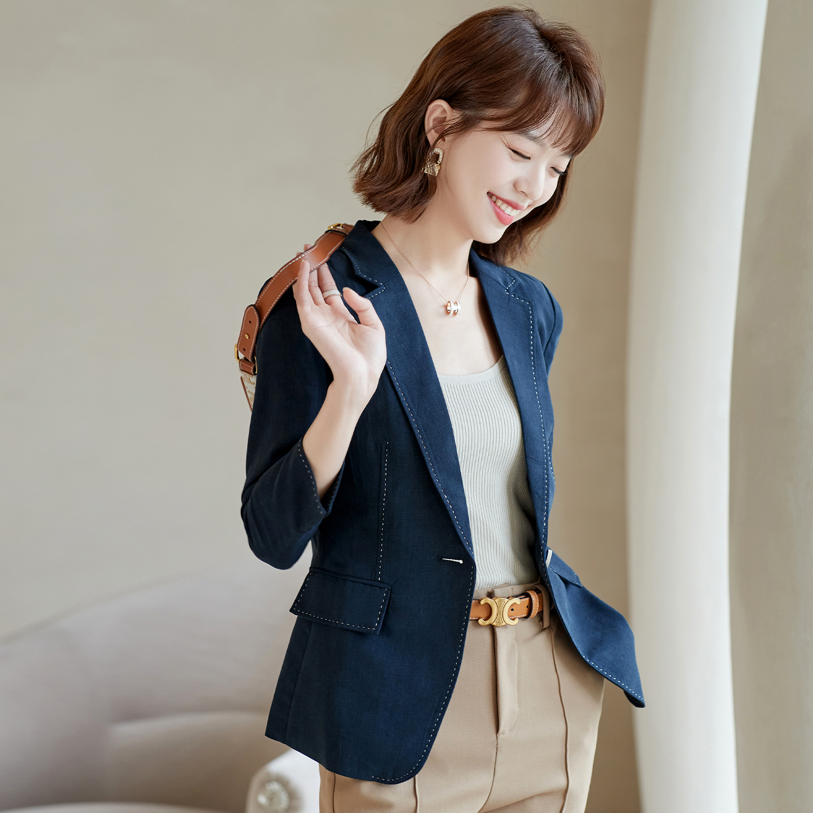 High - end design sense a small button suit woman in the spring of 2023 new temperament commute and suit short coat
