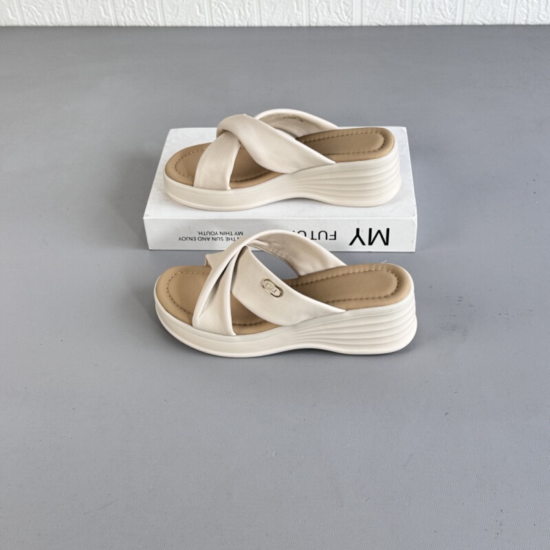 First-Layer Sheepskin Thick-Soled Height-Increasing Slip-On Slippers for Women, 2025 Summer New Style, Soft Sole, Soft Surface, Breathable, Versatile Sandals First-Layer Sheepskin Thick-Soled Height-Increasing Slip-On Slippers for Women, 2025 Summer New Style, Soft Sole, Soft Surface, Breathable, Versatile Sandals