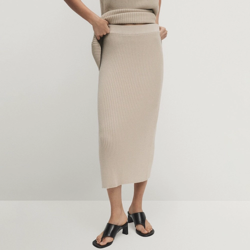Приталенная длинная трикотажная юбка, с акцентом на бедрах, свободный прямой крой
