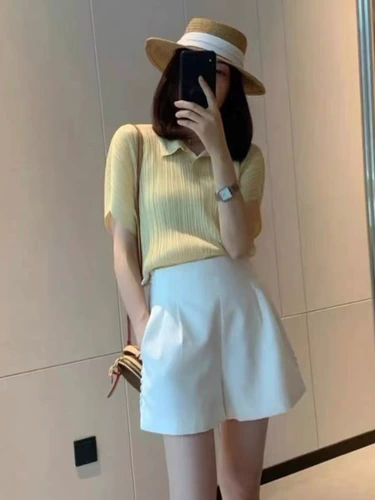 Футболка с плиссированной топ для женщин для женщин с короткими рукавами и летняя рубашка V-образное и универсальное