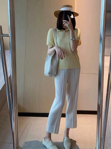 Футболка с плиссированной топ для женщин для женщин с короткими рукавами и летняя рубашка V-образное и универсальное