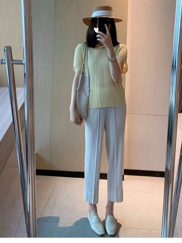 Футболка с плиссированной топ для женщин для женщин с короткими рукавами и летняя рубашка V-образное и универсальное