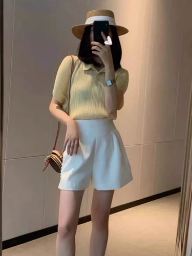 Футболка с плиссированной топ для женщин для женщин с короткими рукавами и летняя рубашка V-образное и универсальное