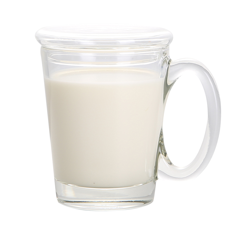 молоко в кружке на белом фоне. кружка молока. кружечка молочка. кружка молока. кружка с молоком без фона.