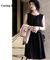 Caring Kiss is a small black skirt with a slim sleeveless neck tip dot