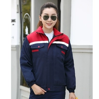 Классический стиль – темно-синее хлопковое пальто с красными плечами.