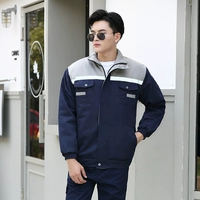 Классический стиль – серое темно-синее хлопковое пальто с плечами.