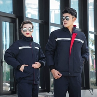 Классический фасон – темно-синее хлопковое пальто.