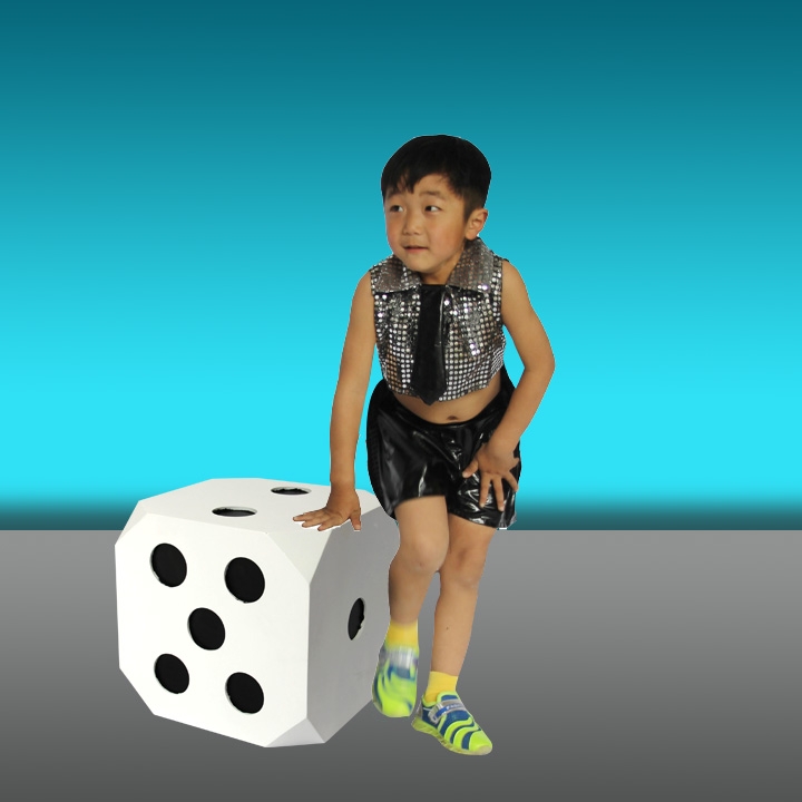 此骰子拍照道具，真能够让孩子笑到打滚。
