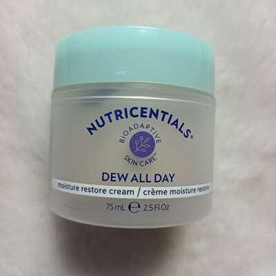 27-летняя американка Nuskin D Cream Adversity Plant Extract Series DEW ALL DAY Cream подходит для всех типов кожи.