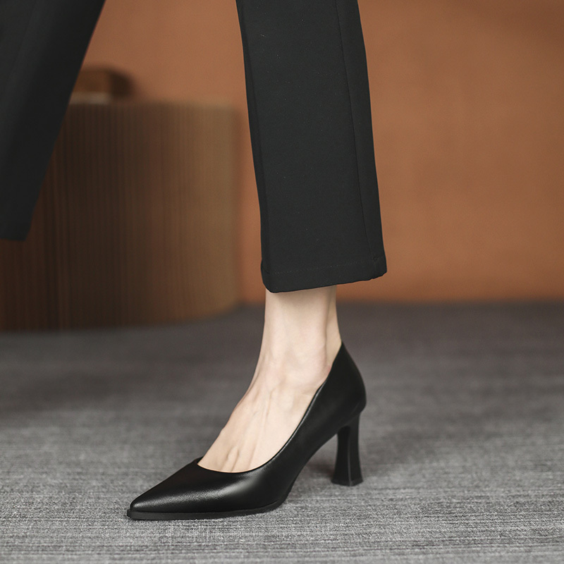 Flight Attendant High Heels, Formal Attire, Commuting, Professional Work Shoes, Interview, Soft Sole, Non-Tiring, Black Low-Heeled Leather Shoes for Women