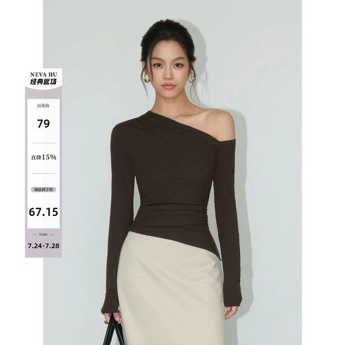 Черная трикотажная приятная телу футболка, сексуальная сумка, городской стиль