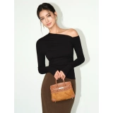 Черная трикотажная приятная телу футболка, сексуальная сумка, городской стиль