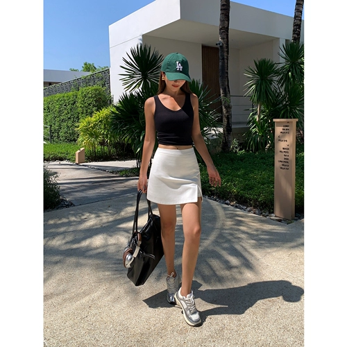 Черная приталенная юбка, высокая талия, А-силуэт, яркий броский стиль