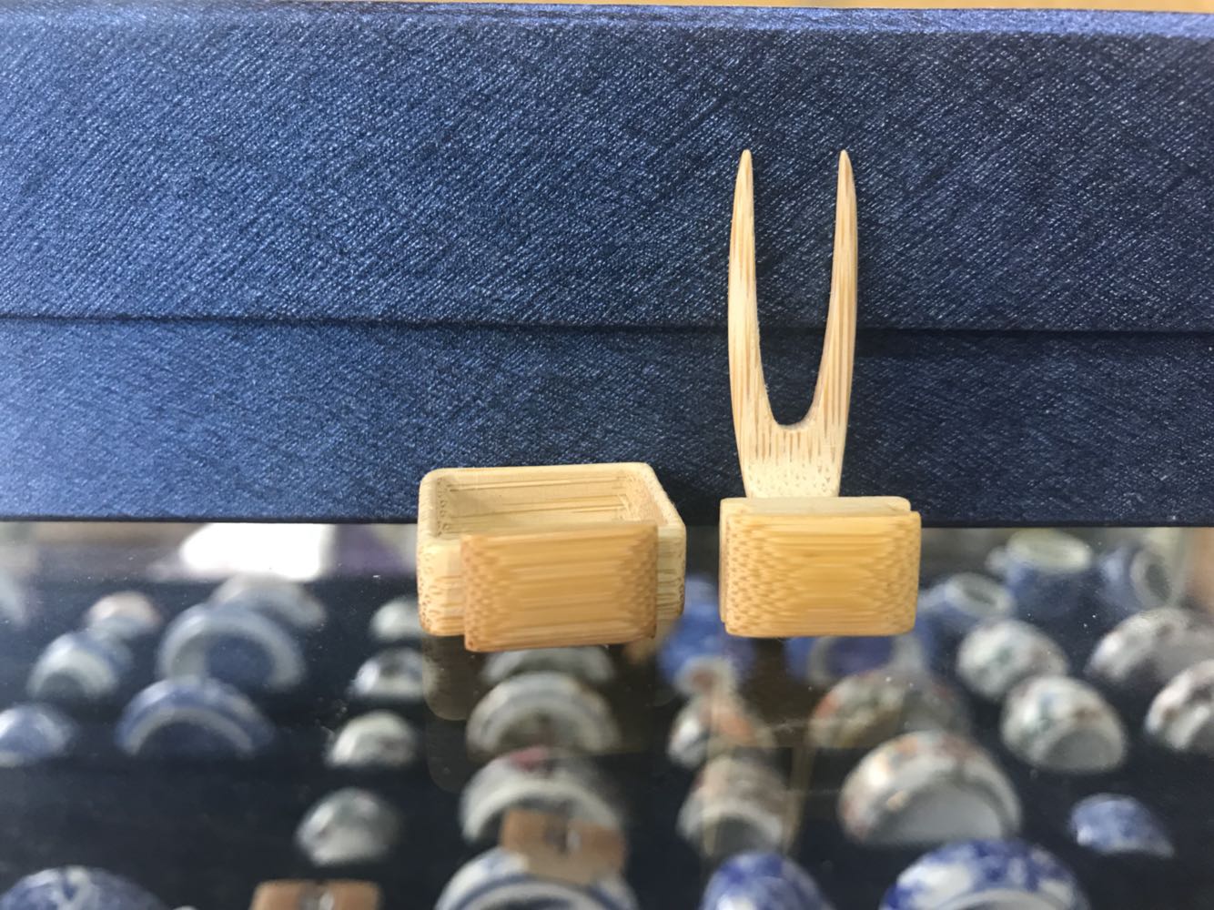 Embroidered eye bird cage with fruit fork bug box south cage fork square cage fruit fork bread fork is made of 5-year bamboo material