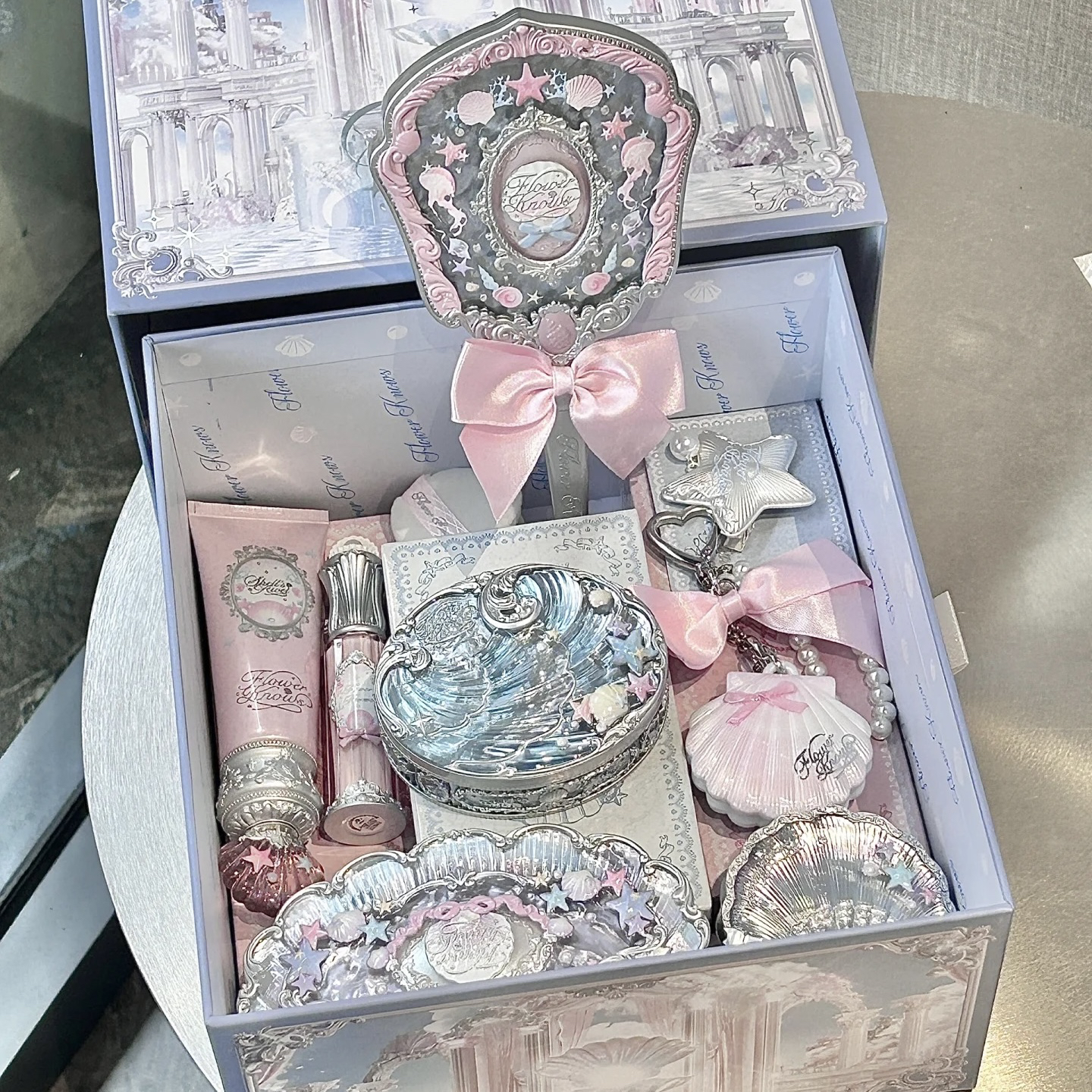 Huazhixiaoギフトボックスメイクアップセットシェルパール新製品口紅ブラッシュアイシャドウコンビネーション女の子への誕生日プレゼント