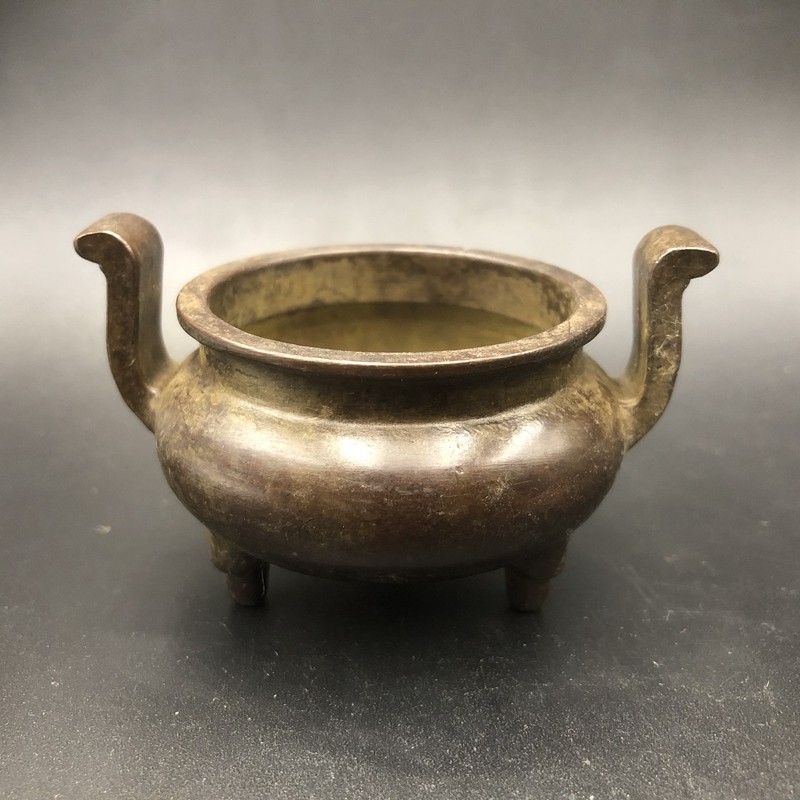 Ancient play miscellaneous incense stove Double-ear stove Xuande stove Home Process Small incense stove Pendulum Pieces Retro Bronze