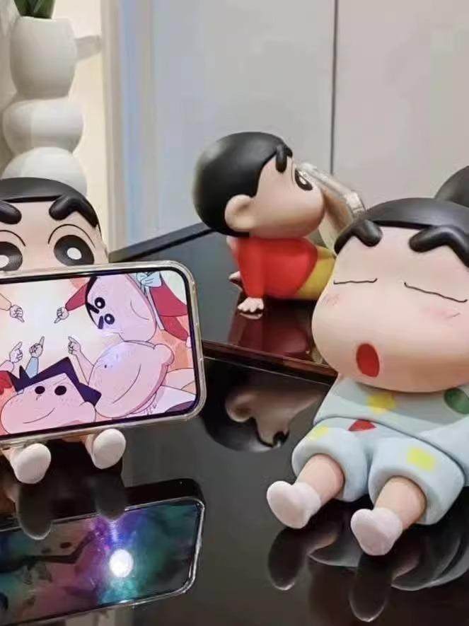 Crayon Shin-Chan Phone Stand Lazy Phone Holder Cute Desktop Ornament Figurine Model Trendy Toy Gift for Friends Fun Personalized Creative Phone Stand