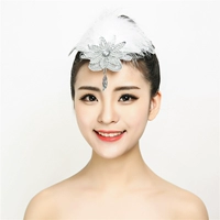 Лист ивы падает белым