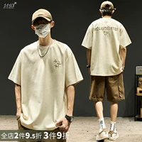 Связаться с мужчинами красивые высокие улицы прилив дизайн бренда.