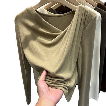 ອອກແບບເສື້ອຍືດແຂນຍາວ pleated feminine ສໍາລັບແມ່ຍິງ 2026 ຕົ້ນດູໃບໄມ້ລົ່ນແບບໃຫມ່ແບບຕາເວັນຕົກແບບຕາເວັນຕົກລຸ່ມເສື້ອທີເຊີດທີ່ສວຍງາມດ້ານເທິງ